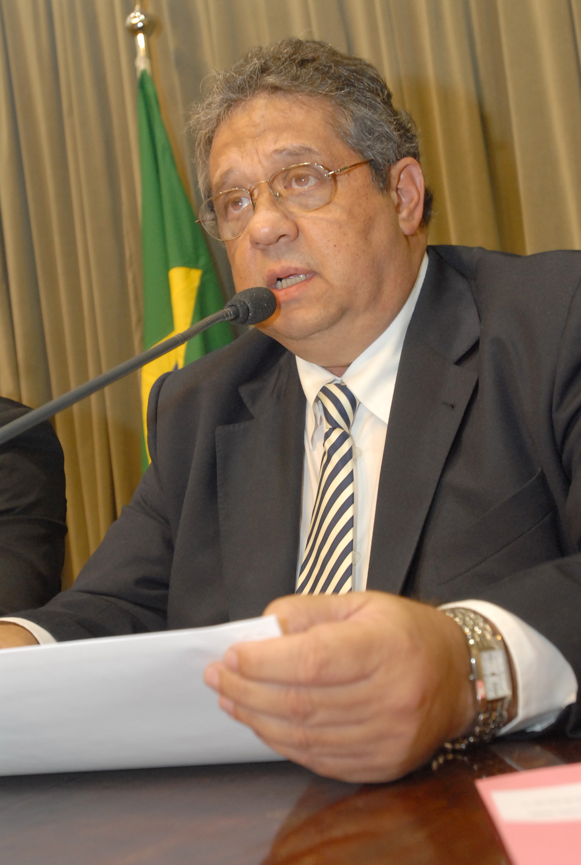 Deputado Giba Marson, presidiu a reunio<a style='float:right;color:#ccc' href='https://www3.al.sp.gov.br/repositorio/noticia/03-2008/CCJ pres Giba Marson08mau.jpg' target=_blank><i class='bi bi-zoom-in'></i> Clique para ver a imagem </a>